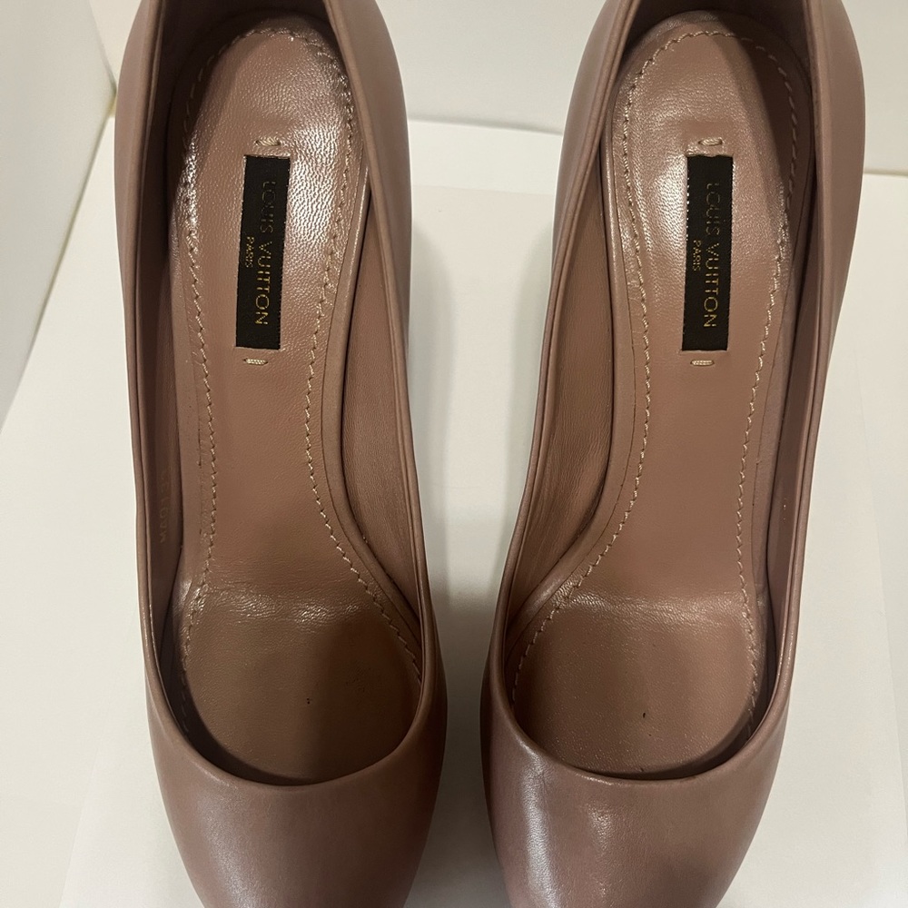 LV tan high heel stiletto with lock on back size 5.5
